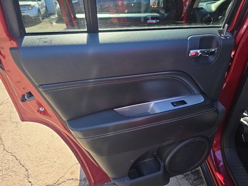 Used 2014 Jeep Compass Latitude FWD image 10