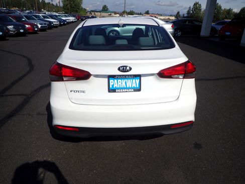 Used 2017 Kia Forte LX w/ LX Popular Package image 4