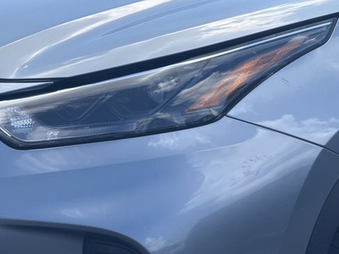 Used 2022 Toyota Highlander XLE FWD image 12