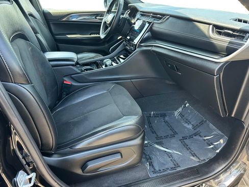 Used 2022 Jeep Grand Cherokee Altitude AWD/4WD image 15