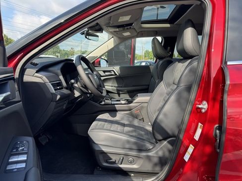 New 2025 Mitsubishi Outlander SE image 18