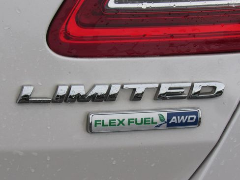 Used 2018 Ford Taurus Limited AWD/4WD image 8