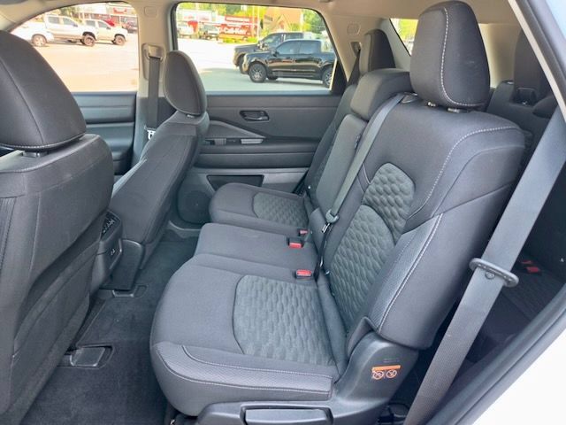 Used 2023 Nissan Pathfinder SV AWD/4WD image 11