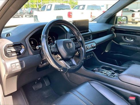 Used 2025 Honda Pilot TrailSport image 12