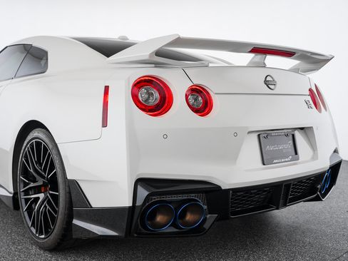 Used 2024 Nissan GT-R Premium w/ Premium Interior Package AWD/4WD image 45