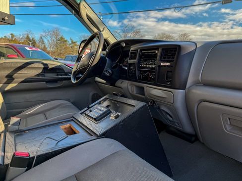 Used 2005 Ford Excursion XLT image 11
