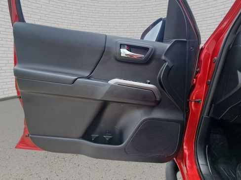 Used 2017 Toyota Tacoma TRD Off-Road AWD/4WD image 27
