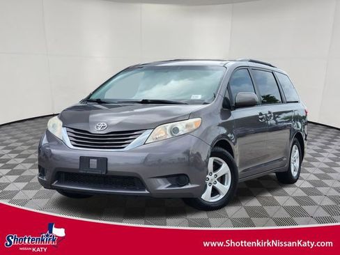Used 2017 Toyota Sienna LE FWD image 1