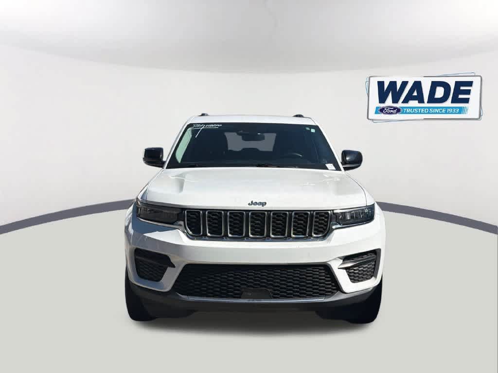 Used 2022 Jeep Grand Cherokee Laredo w/ Luxury Tech Group I AWD/4WD image 2