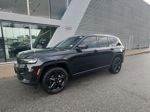 Used 2024 Jeep Grand Cherokee Altitude AWD/4WD image 4