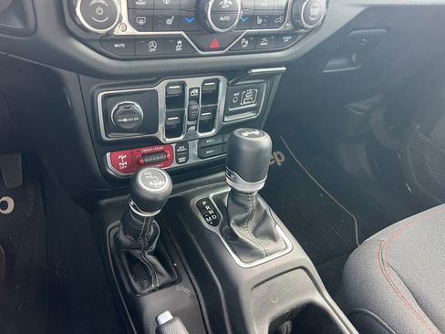 Used 2024 Jeep Wrangler Rubicon w/ Technology Group image 20