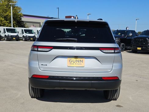 New 2025 Jeep Grand Cherokee Altitude image 4