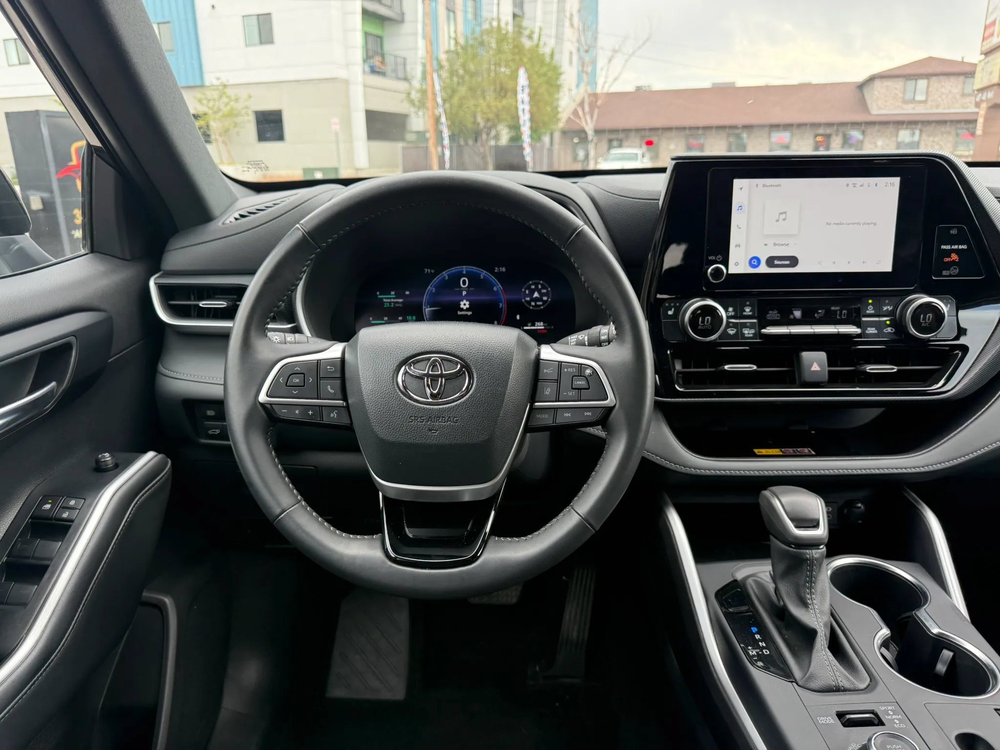 Used 2025 Toyota Highlander XSE AWD/4WD image 16