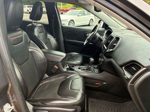 Used 2019 Jeep Cherokee Trailhawk AWD/4WD image 9