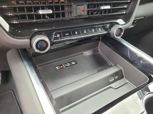 Used 2025 Chevrolet Suburban Z71 AWD/4WD image 26