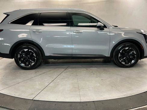 Used 2024 Kia Sorento S w/ Panoramic Sunroof Package FWD image 7