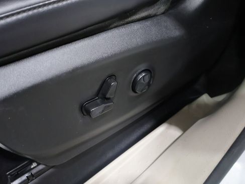 Used 2023 Chrysler Pacifica Touring-L image 12