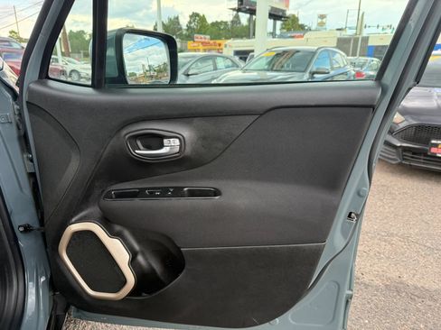 Used 2016 Jeep Renegade Latitude AWD/4WD image 17