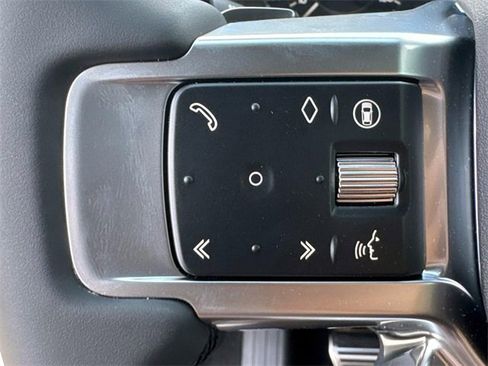 New 2025 Land Rover Discovery Dynamic SE image 29