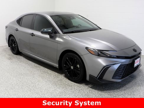 Used 2025 Toyota Camry SE image 4