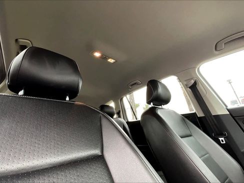 Used 2021 Volkswagen Tiguan SE image 13