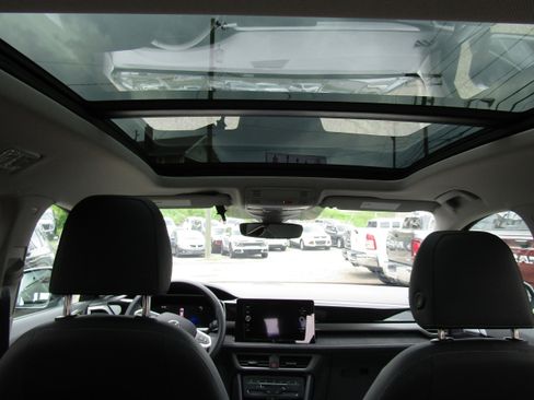 New 2025 Volkswagen Taos SE image 11