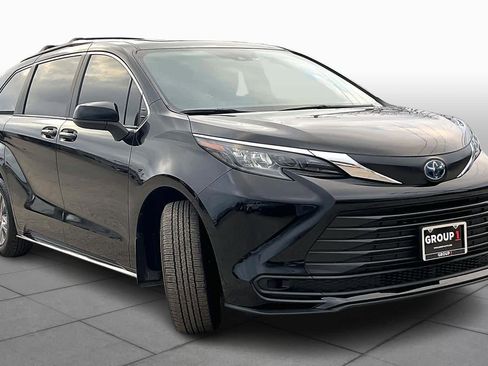 Used 2025 Toyota Sienna LE w/ LE Plus Package image 2