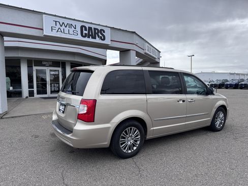 Used 2014 Chrysler Town & Country Touring-L w/ Driver Convenience Group image 8