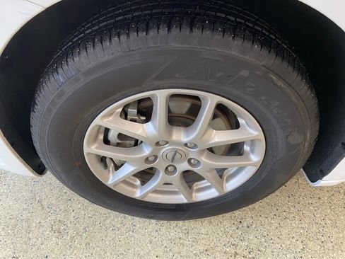 Used 2024 Chrysler Pacifica Touring-L image 11