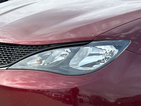 Used 2023 Chrysler Voyager LX image 4