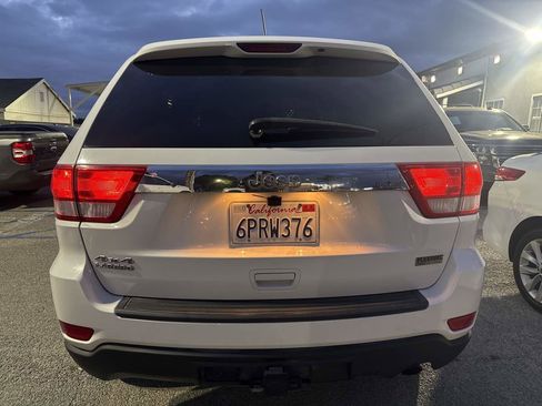 Used 2011 Jeep Grand Cherokee Laredo w/ Security & Convenience Group AWD/4WD image 3