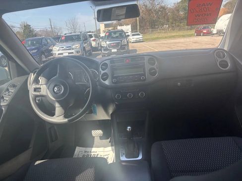 Used 2011 Volkswagen Tiguan S image 8