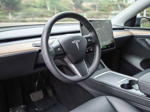 Used 2023 Tesla Model Y Long Range AWD/4WD image 29