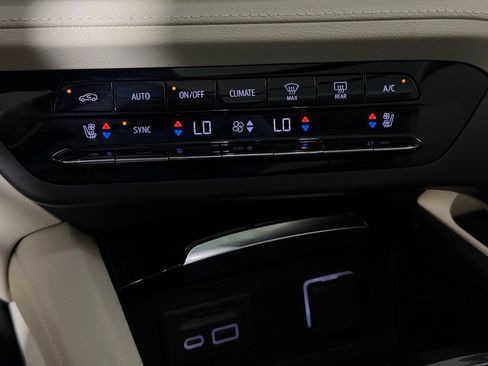 Used 2023 Buick Envision Avenir AWD/4WD image 21