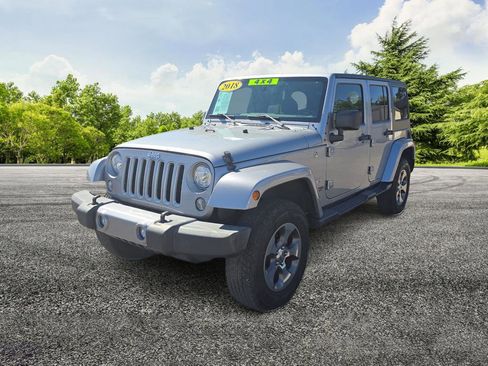 Used 2018 Jeep Wrangler Unlimited Sahara w/ Connectivity Group AWD/4WD image 3