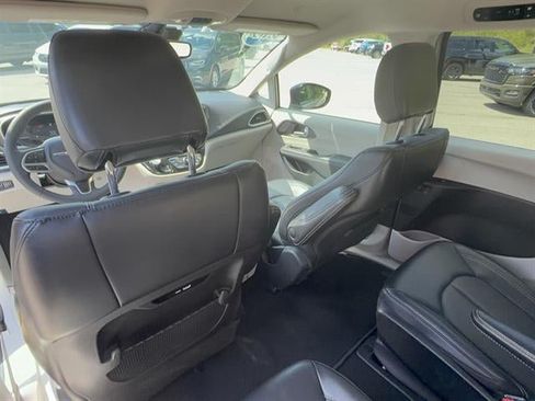 Used 2024 Chrysler Pacifica Limited FWD image 23