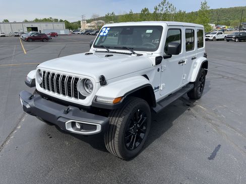 Used 2025 Jeep Wrangler Unlimited Sahara AWD/4WD image 1