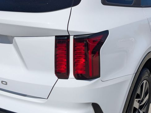 Used 2022 Kia Sorento EX w/ Panoramic Sunroof Package FWD image 11