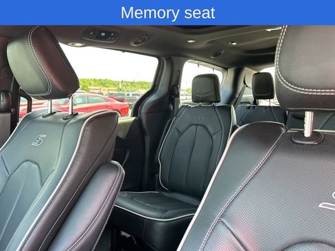 Used 2025 Chrysler Pacifica Limited w/ Uconnect Theater Family Group FWD image 8