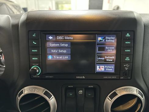 Used 2018 Jeep Wrangler Sahara w/ Connectivity Group AWD/4WD image 29