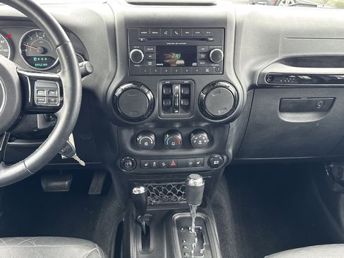 Used 2015 Jeep Wrangler Unlimited Sahara AWD/4WD image 6