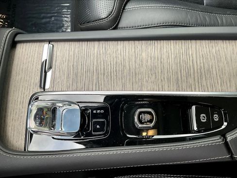 Used 2023 Volvo XC90 T8 Ultimate w/ Lounge Package image 20