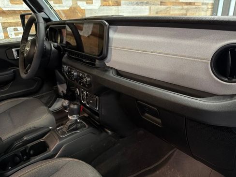 Used 2024 Jeep Wrangler Unlimited AWD/4WD image 17