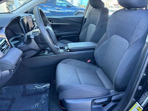 Used 2025 Toyota Camry LE image 32