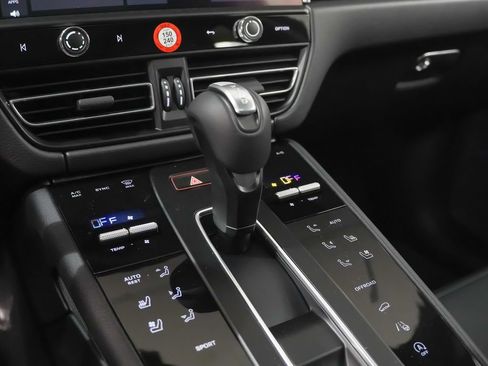 Certified 2026 Porsche Macan AWD/4WD image 34