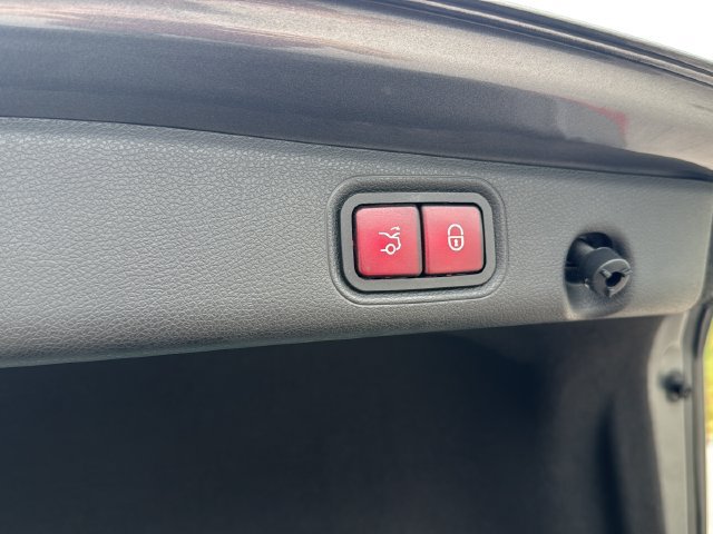 Used 2018 Mercedes-Benz E 300 4MATIC image 27