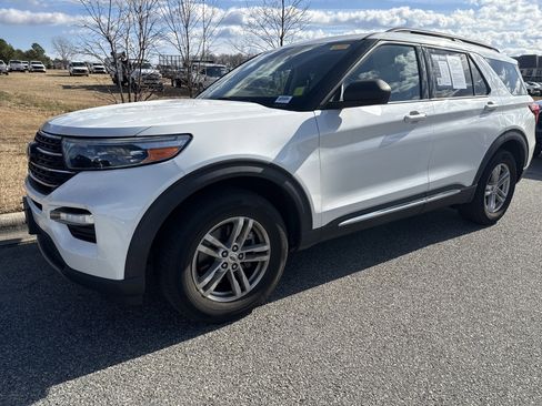 Used 2020 Ford Explorer XLT w/ Equipment Group 202A image 5