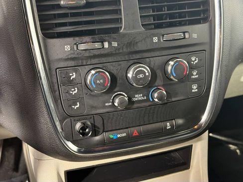 Used 2019 Dodge Grand Caravan SXT FWD image 16