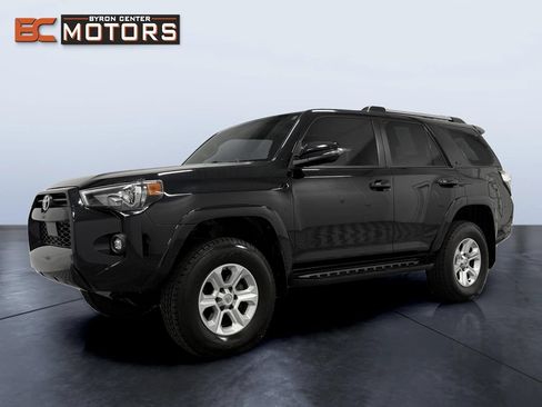 Used 2022 Toyota 4Runner SR5 Premium w/ Moonroof Package AWD/4WD image 2