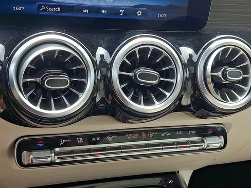 Used 2025 Mercedes-Benz GLB 250 4MATIC image 19